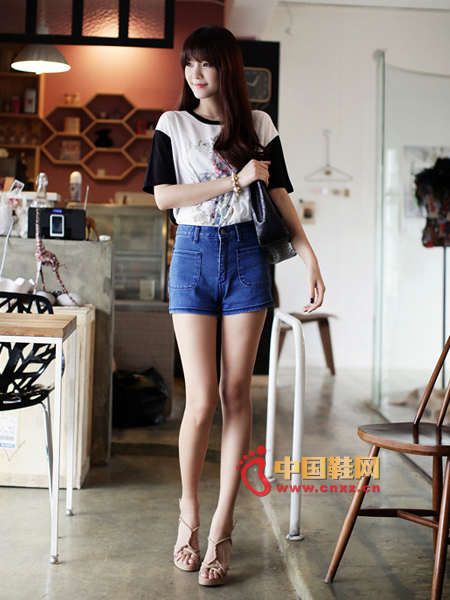 The version is a perfect denim shorts, high-waist version appears to be lower body slender
