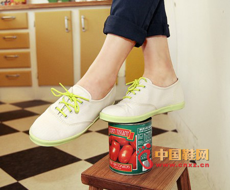Simple and easy to take casual shoes, lace color is outstanding. Lightweight material, comfortable to wear.