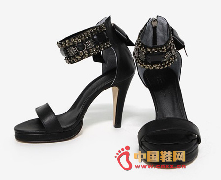 Popular high-heeled sandals highlight the mature temperament of women.