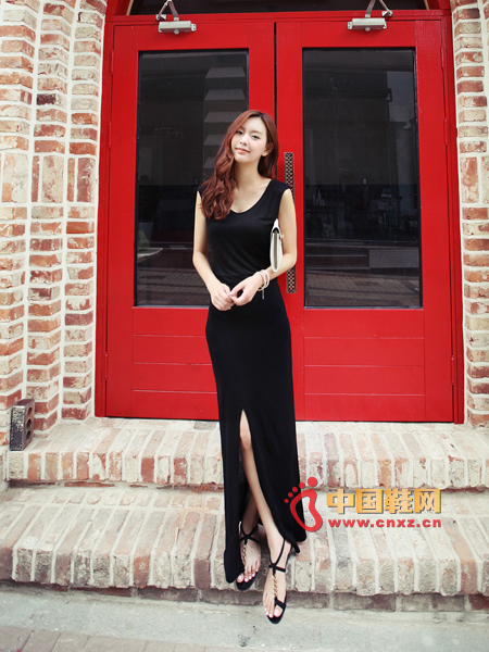 Simple black dress, wear mature femininity, show women charm. Rear collar