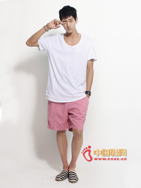 Version of relaxed U-neck T-shirt, casual style, large U-collar design, full of cool feeling