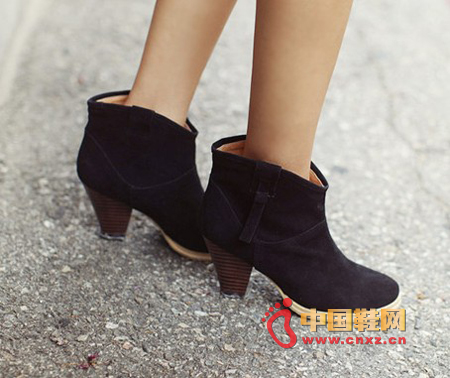 Western cowboy-style booties, suede leather, exquisite workmanship, mixed trousers or dress wear are also OK.