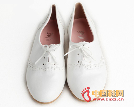 Cute and well-groomed brogues with anti-skid rubber soles, approximately 2cm high