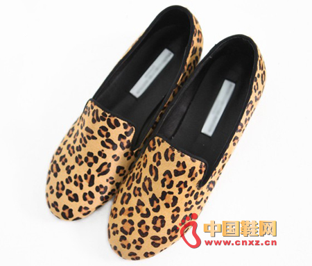 Leopard-print flat shoes, leopard-print color is always one of the trend elements, used to match the simple double-style eye-catching POINT