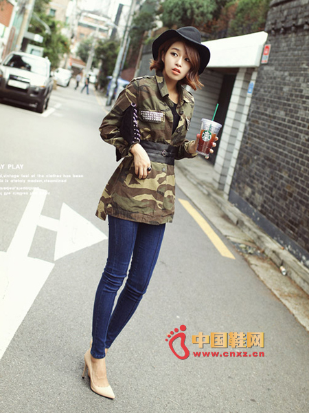 Season's popular camouflage military jacket, riveted pockets, punk flavor