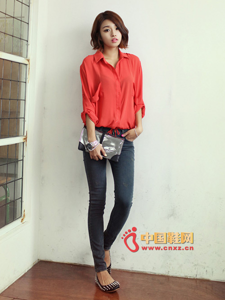 Specially feminine shirt with a built-in drawstring at the bottom and adjustable version