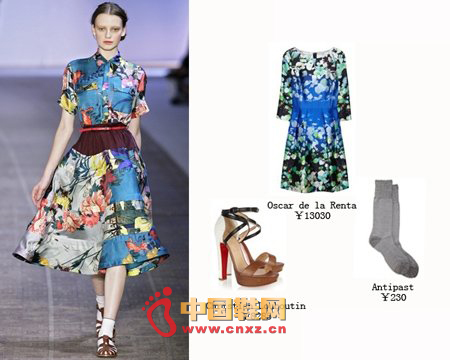 Print dress + high-heeled sandals + solid socks