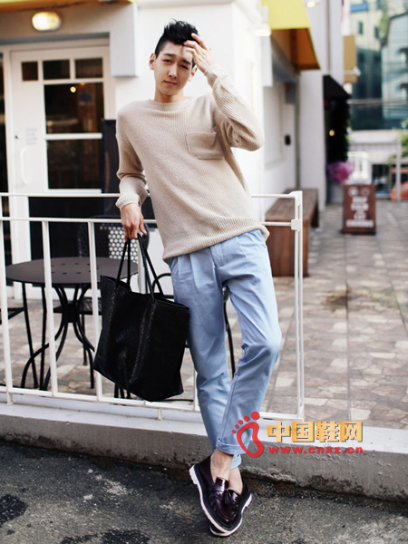 Loose linen sweater, simple version, chest has a small pocket decoration, not monotonous