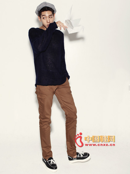 Loose-style dark blue knit sweater, loose version, wearing a light and comfortable