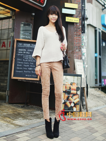 Warm autumn knit sweater, V-collar, loose cuffs are feminine, slightly short hem