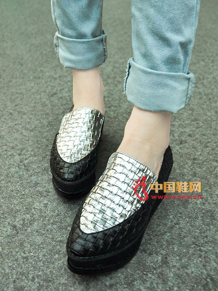 Contrast-colored woven vamp, trend silver adds a sense of fashion, trend is pointed, thick platform platform heel, casual neutral.