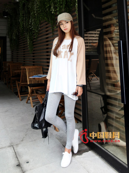 Cute patterned T-shirt with grey leggings, casual dress up with a pair of white canvas shoes