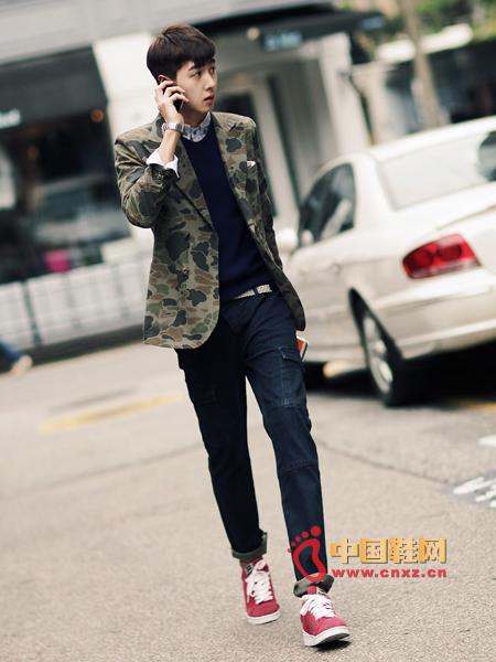 Camouflage pattern double-breasted jacket is a fashion item that continues to rise.