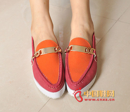 Hip-hop style metal chain spell color pointed shoes, very handsome, the overall design style is simple and generous