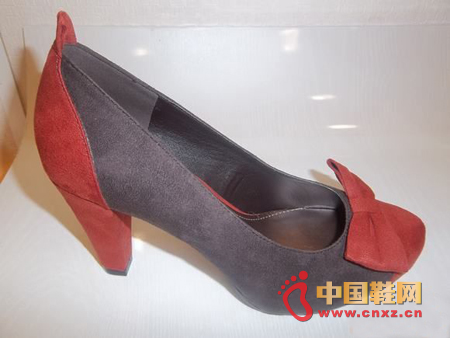 Colorblocked low-heeled shoes