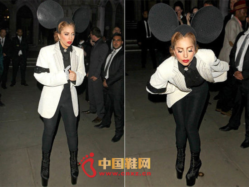 Lady Gaga was wearing a black and white Mickey suit elegant appearance, big black Mickey ears is very eye-catching.