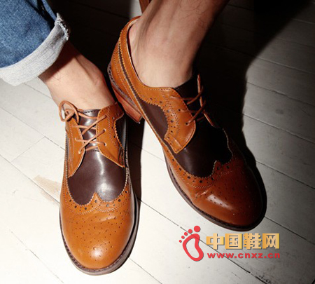 Classic elegant leather shoes, exquisite carved, wing tip lines with retro style