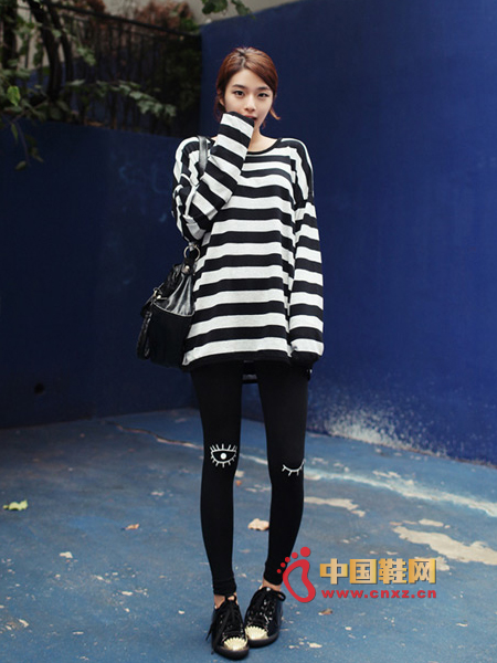 Loose black and white stripes T, classic style, simple match