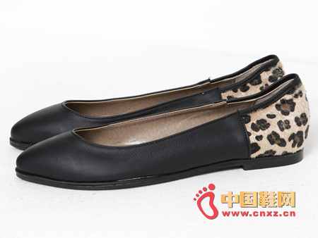 Followed by a leopard-printed, light-edged flats with a pointed design and a beautiful silhouette