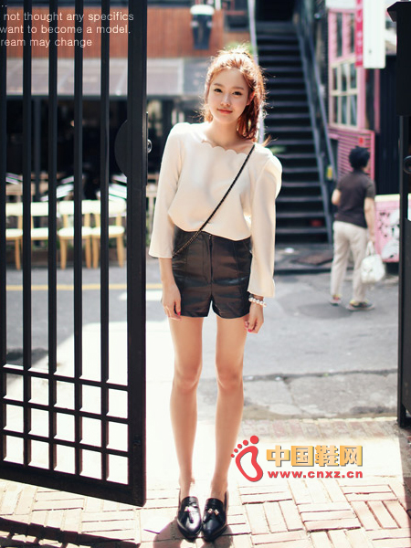 An indispensable fashion piece for fall, high waist leather casual shorts