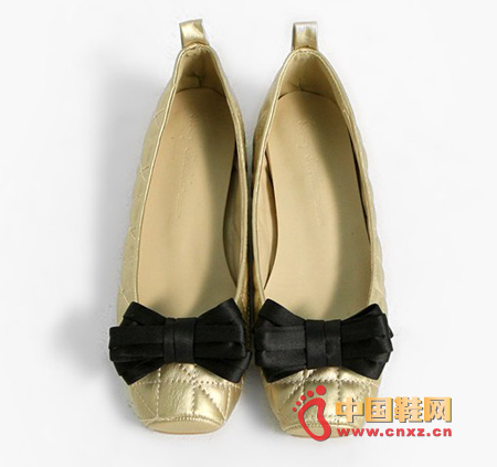 Concisely designed flat pumps with bows and aristocratic atmosphere