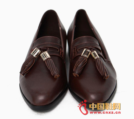 With the favorite tassel shallow shoes, the toe is narrow, not heavy, classic style of the big style