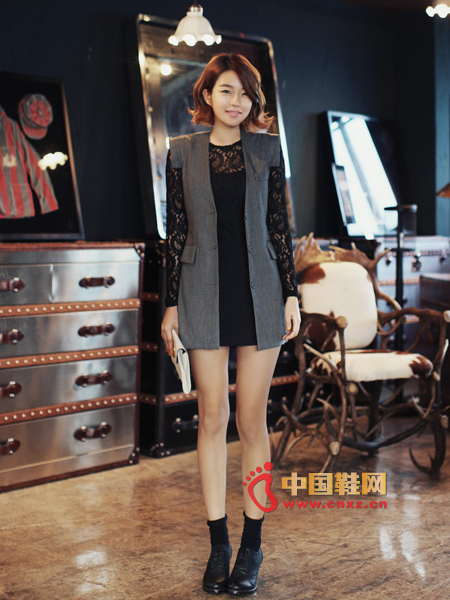 Splice lace slim dress, feminine, showing a distinctive charm