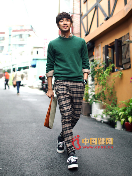 Basic round neck sweater, very suitable for autumn and winter season, take a brown shirt