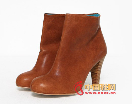 Light brown boots, without any decoration, with clothing more taste.