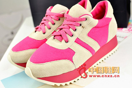 Pink stitching thick-soled sports shoes, very classic style, how to match is very nice, very range of children.