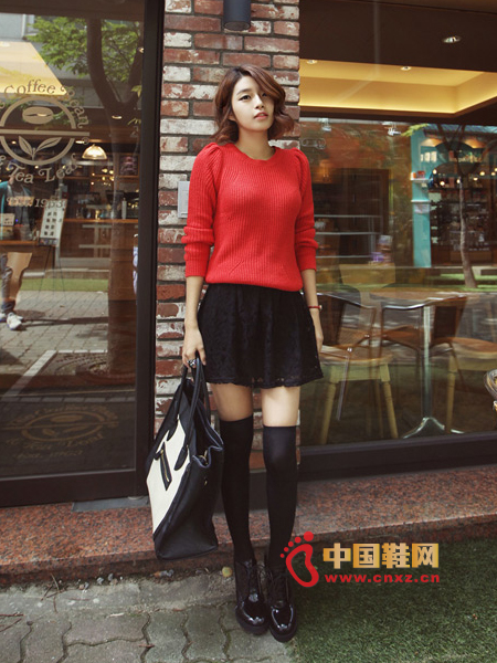 Feminine red knit sweater, round collar, proper fit