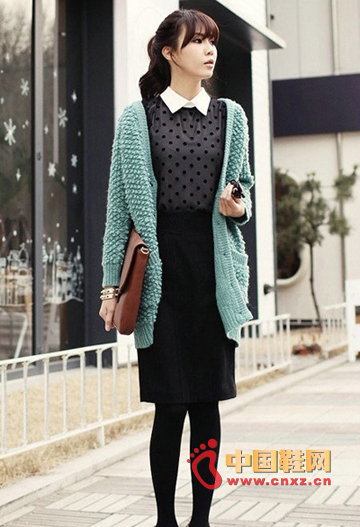 Green sweater coat, long version of the wild fashion. Fresh and elegant green looks very elegant