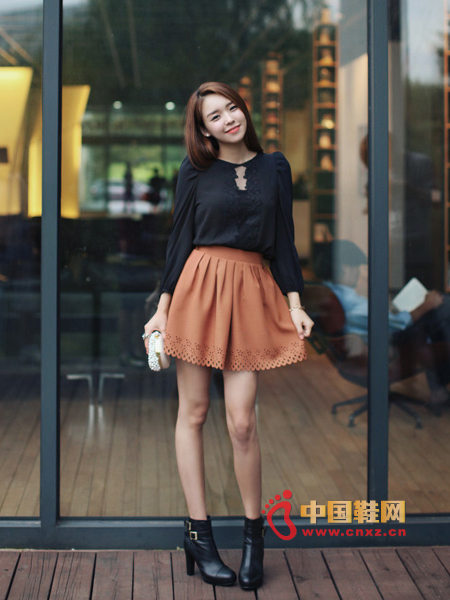 Elastic waist style carved skirt, wide pendulum line is beautiful
