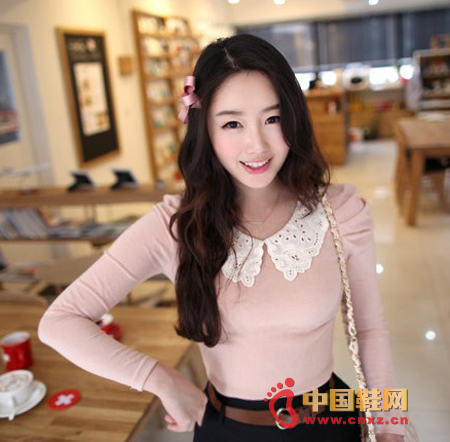 Lace embroidery hook flower collar pink long-sleeved shirt, sketches a relaxed, casual holiday atmosphere