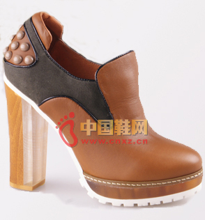 The sense of security brought about by the rough heel is inborn, and the design of the high waterproof platform also relieves the pressure on the heels.