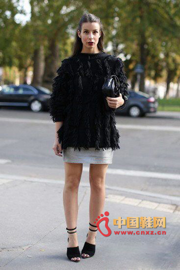 Black knitted fringe sweater with slim skirt