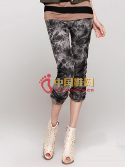Black snowflake pattern of feet jeans
