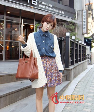 Beige coarse needle wool cardigan + dark cowboy lapel shirt + printed high waist skirt