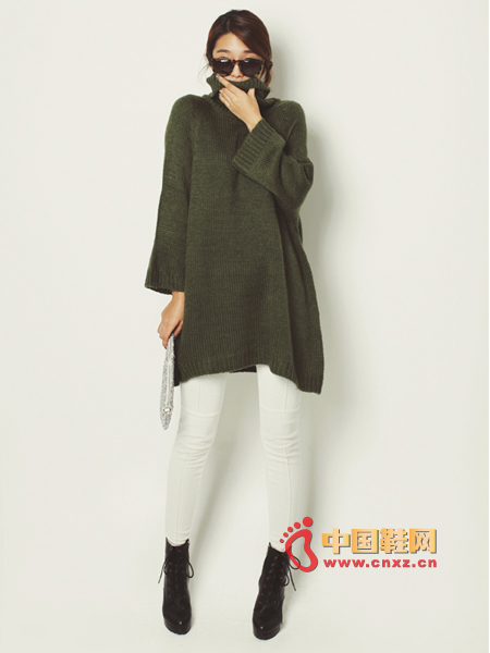 Loose-fitting turtleneck sweater that can stay warm until winter