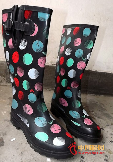 Candy-colored wave-point boots give you a lively look in the rain