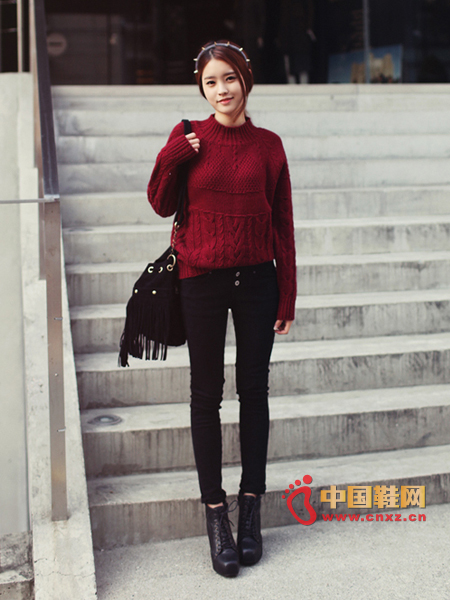 Small turtleneck sweater with raglan sleeves, not bloated style