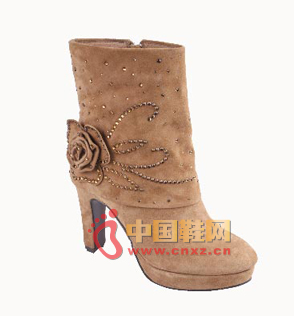 With simple line design and exquisite flower decoration, the elegance and dexterity of this bootie complement each other.