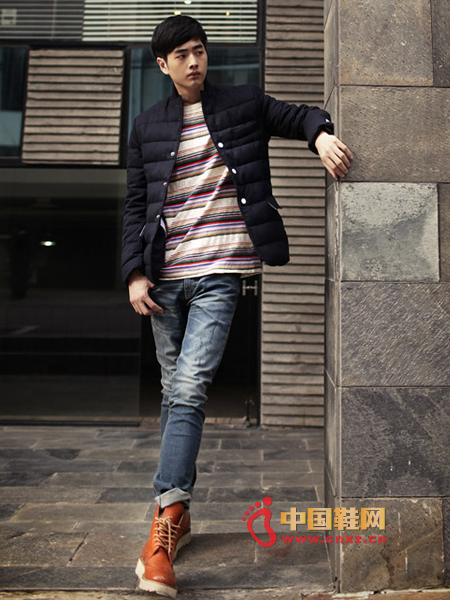 Colorful striped T-shirt with nostalgic washed jeans, showing the charm of natural casual