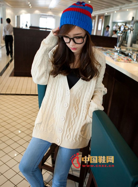 The upper body of the fashionable design is thin and warm, and the casual style is worn in a single dress or OK.