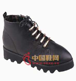 All black upper design, a little metal decoration, straps soften the excess masculinity, simple and handsome.