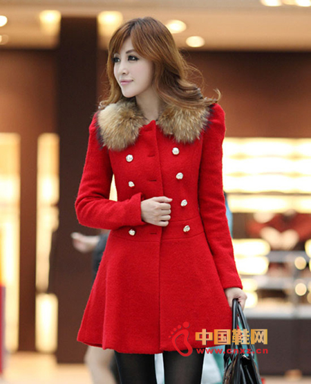 Large red breasted jacket, slim waist design, but also highlights the woman's S type