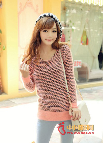 Pink sweaters always make people feel cute and pink, this round neck sweater