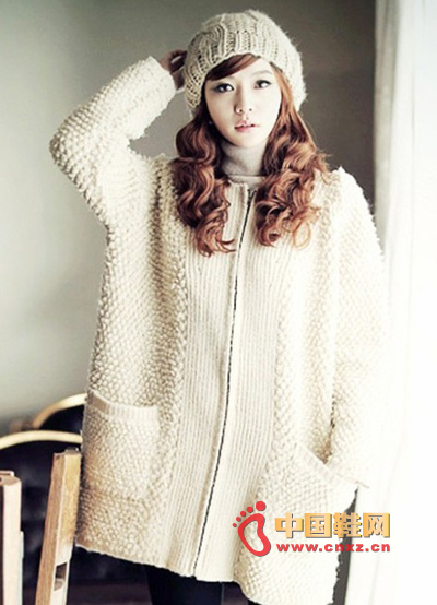 Thick woolen thick cardigan, put on the body will not be bloated, loose design, pure white color, it looks sweet and lovely.
