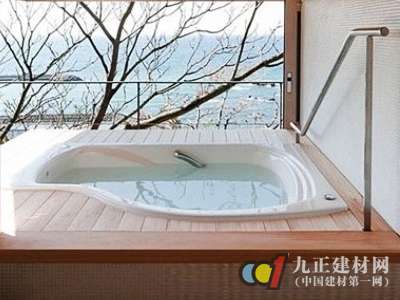 Built-in bathtub design Small apartment bathroom is more bright