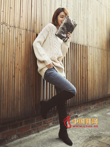 The denim pants with great slimming effect, the slim style design is very feminine